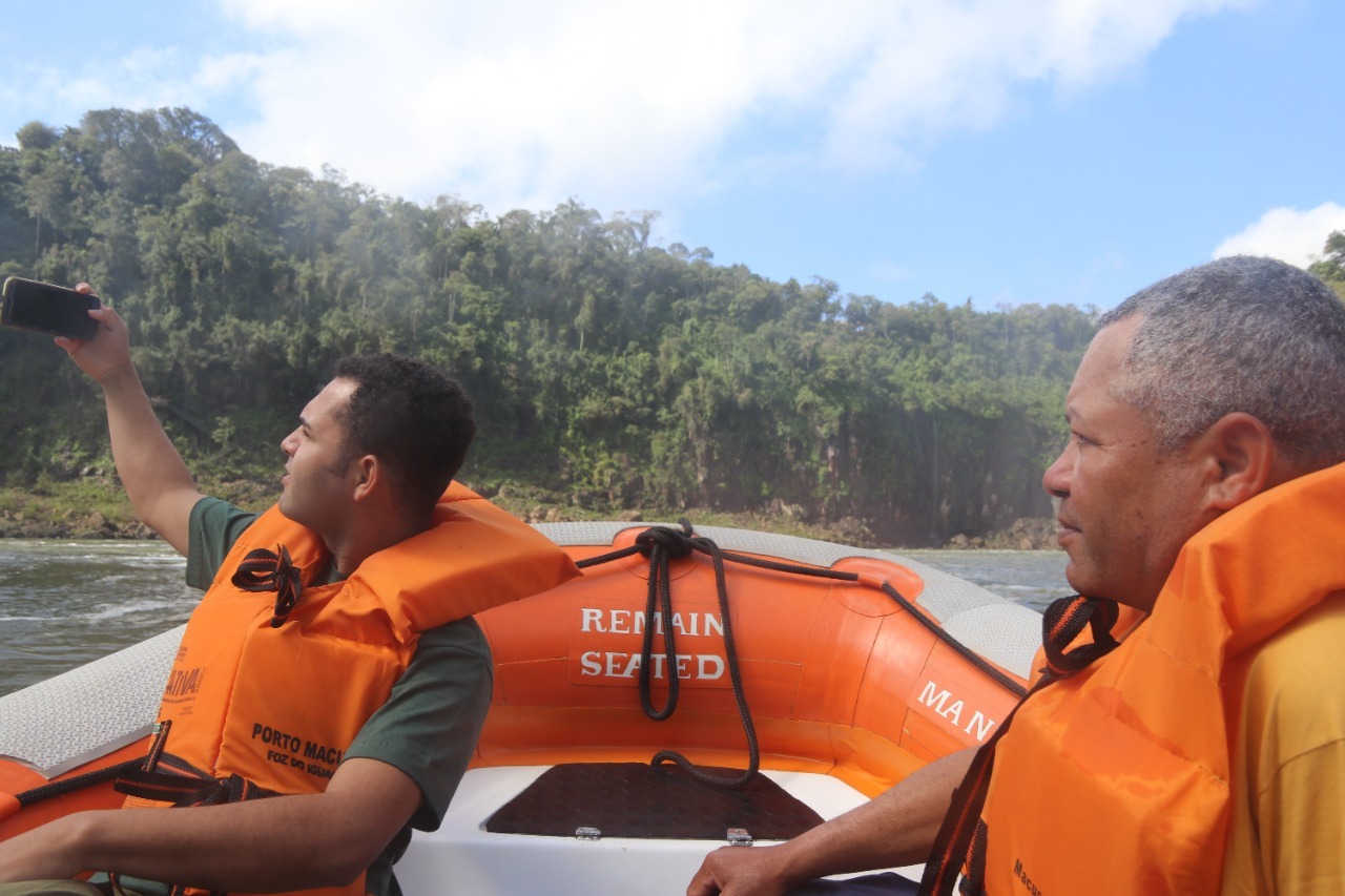 Macuco Safari homenageia pai piloto que leva milhares de turistas para o batismo nas Cataratas do Iguaçu