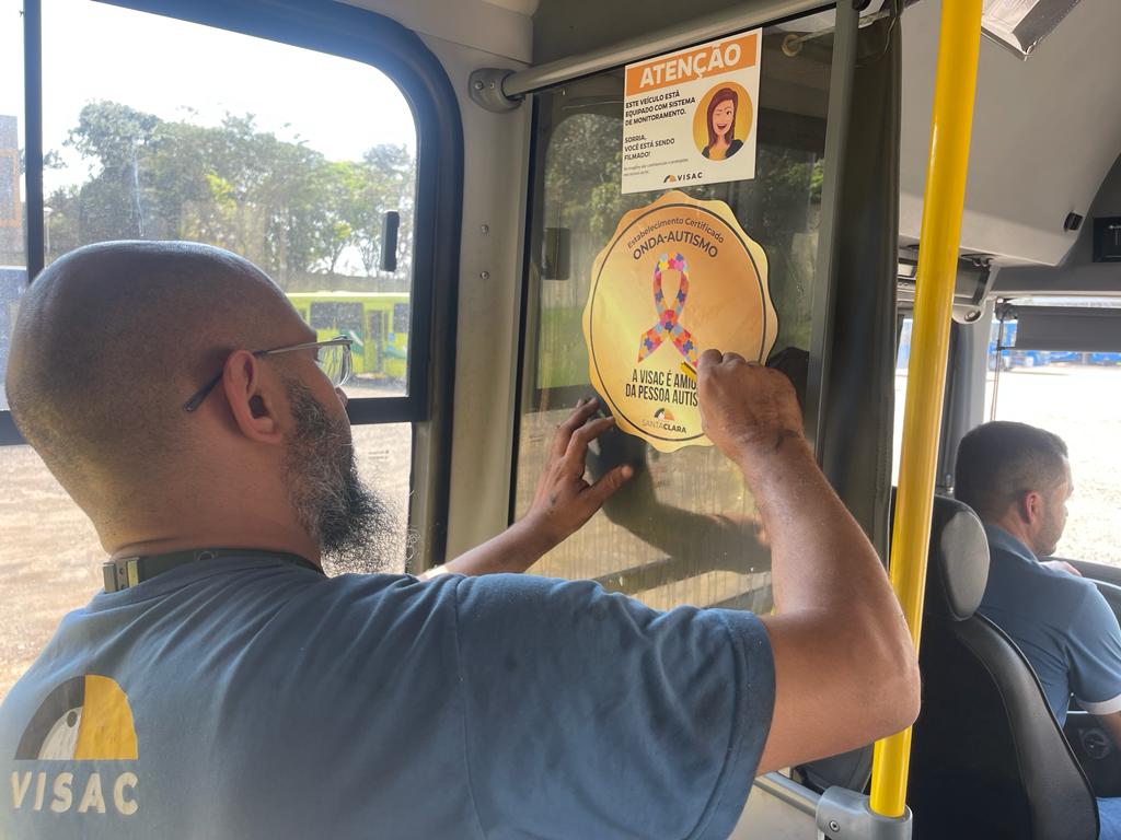 VISAC adesiva a frota para conscientizar mais de 50 mil passageiros diariamente sobre o autismo