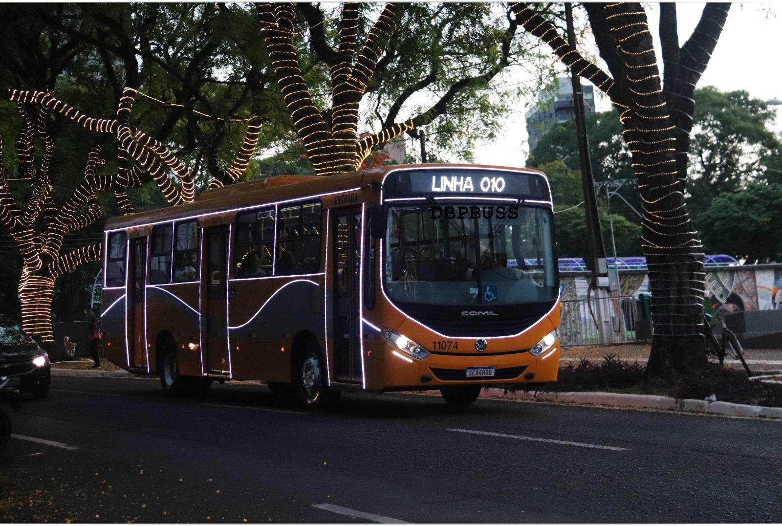 Ônibus iluminado e dirigido pelo Papai Noel volta a circular pelos bairros de Foz