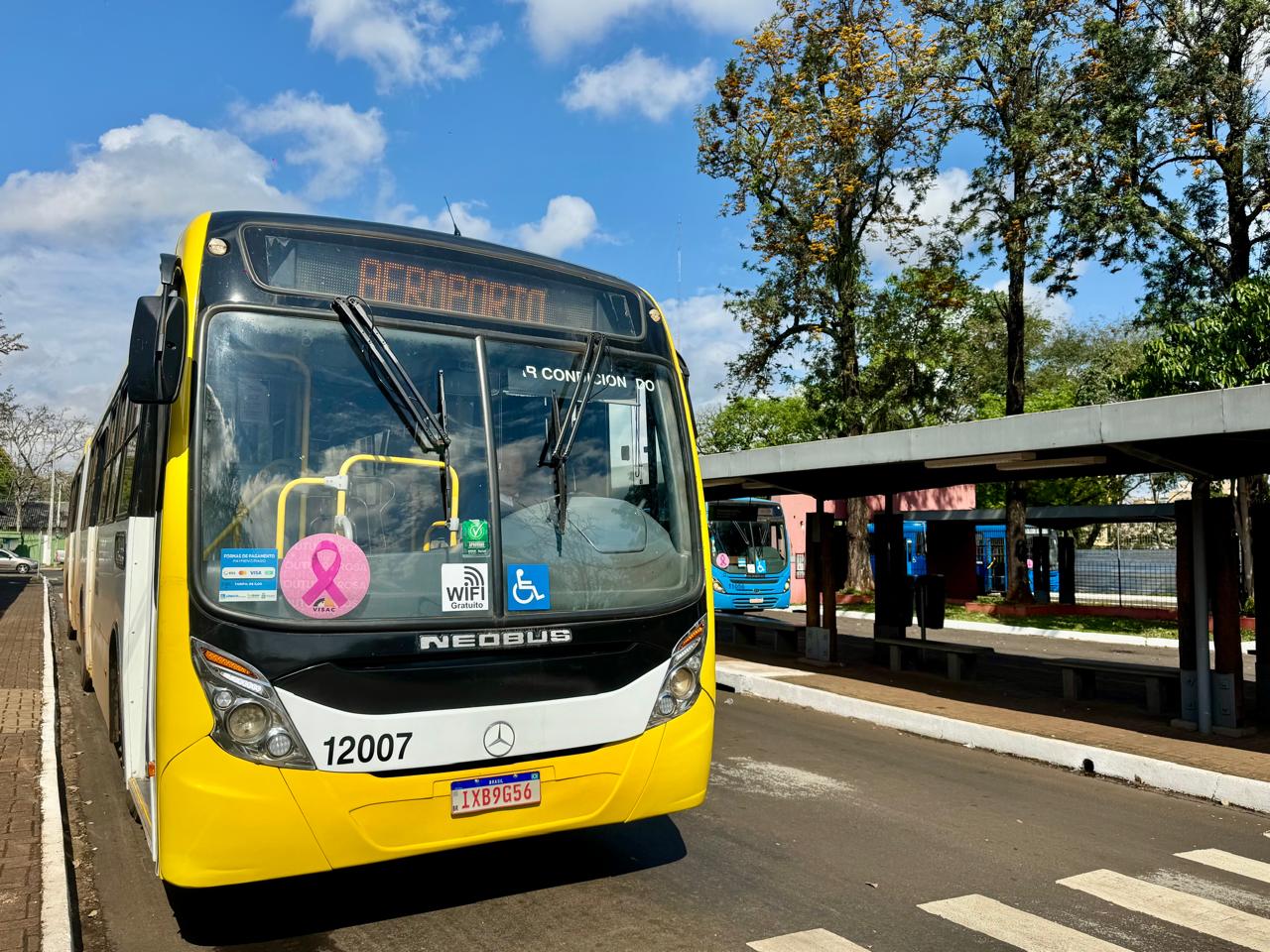 Ônibus da VISAC chamam a atenção para o Outubro Rosa