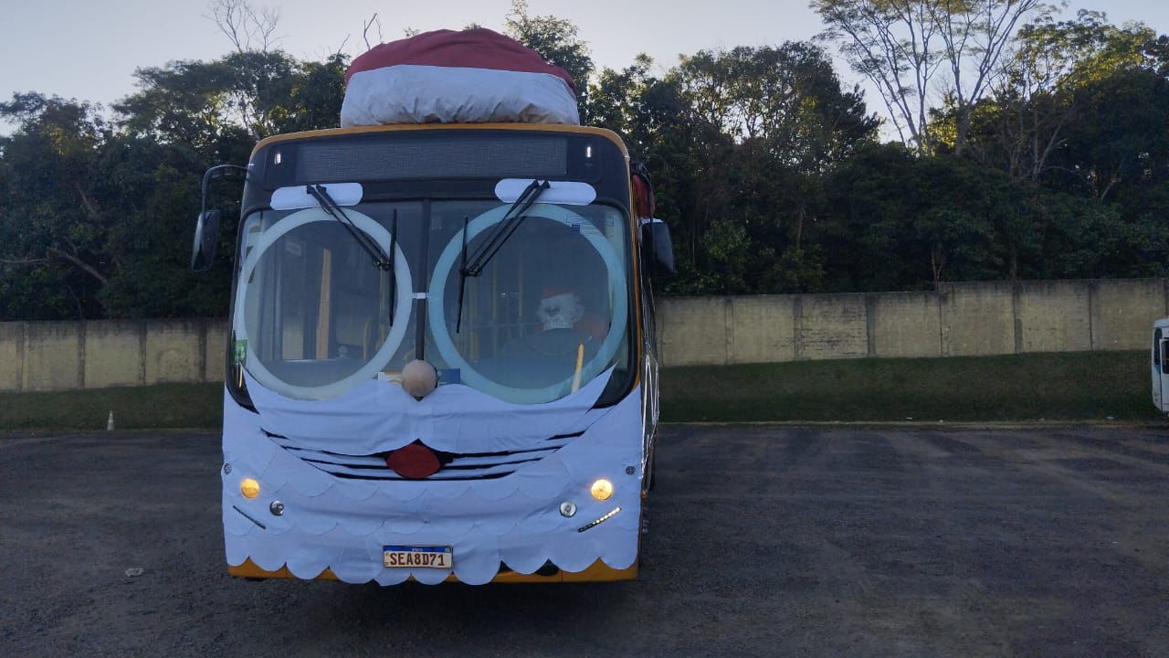 Ônibus da VISAC ganha visual de Papai Noel e volta a circular para encantar moradores e turistas em Foz
